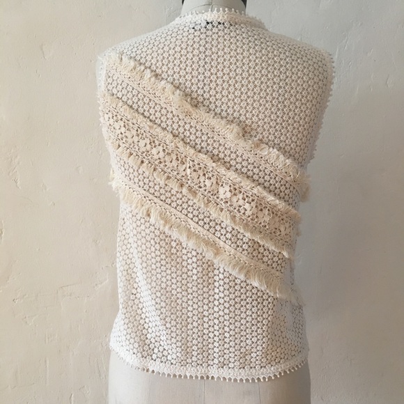 GOEN.J Lace Floral Fringe Sleeveless Button Blouse - Picture 9 of 13